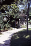 Le kiosque en faux bois en béton, typique debut 20eme